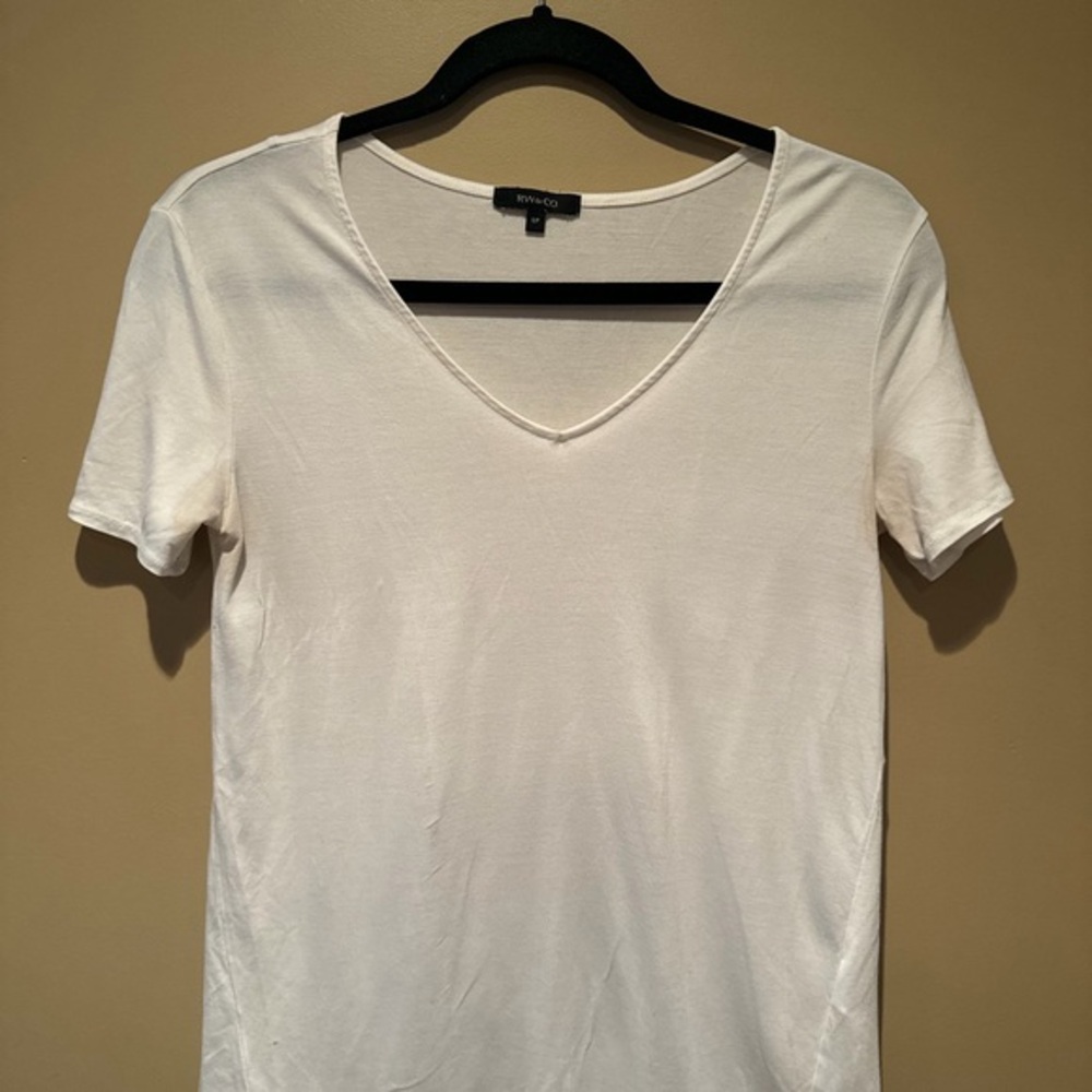 RW&CO. Cream V-Neck Short Sleeve Tee